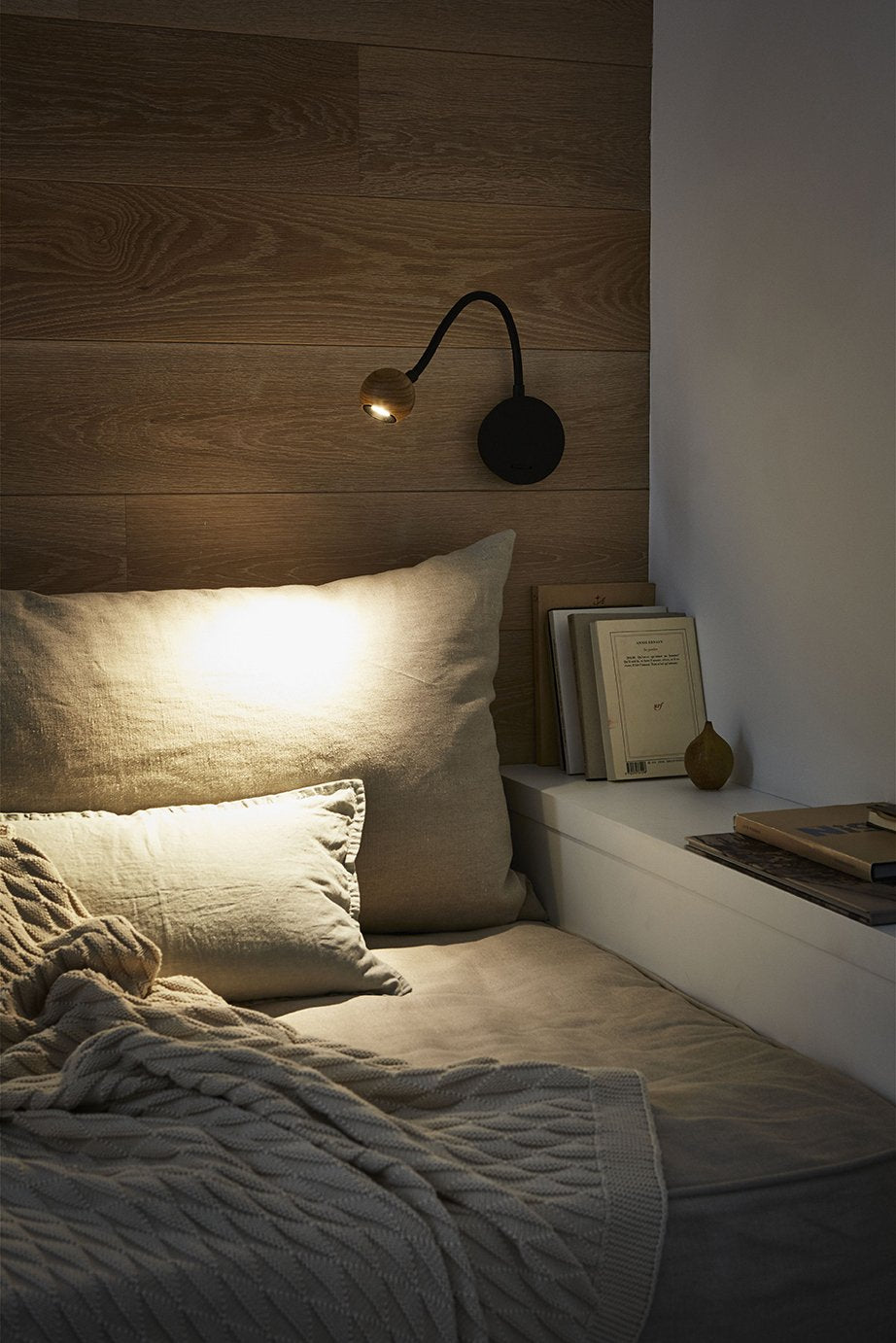 Luminaire muraux pour la lecture qui éclaire un lit 