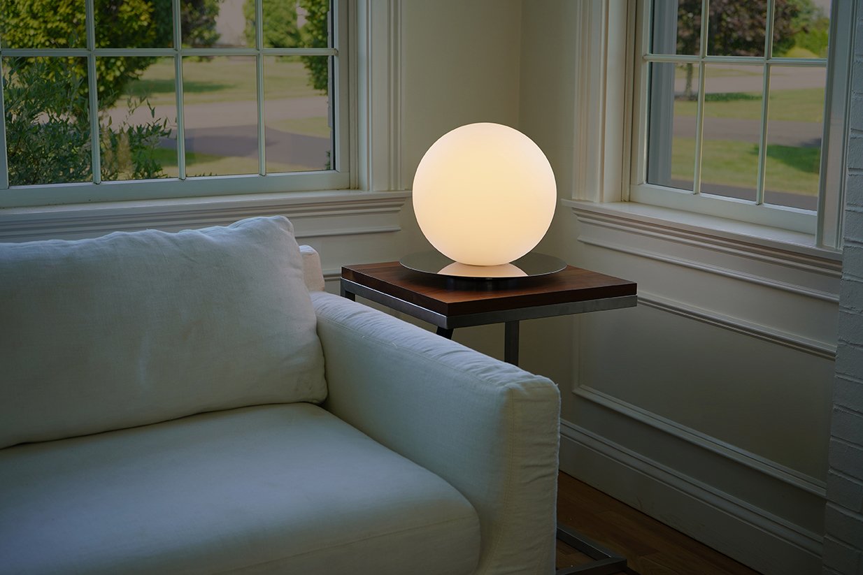 Lampe ronde sur une table d'appoint dans un salon